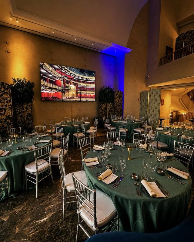 Sala de Papagena montada para un banquete con mesas redondas